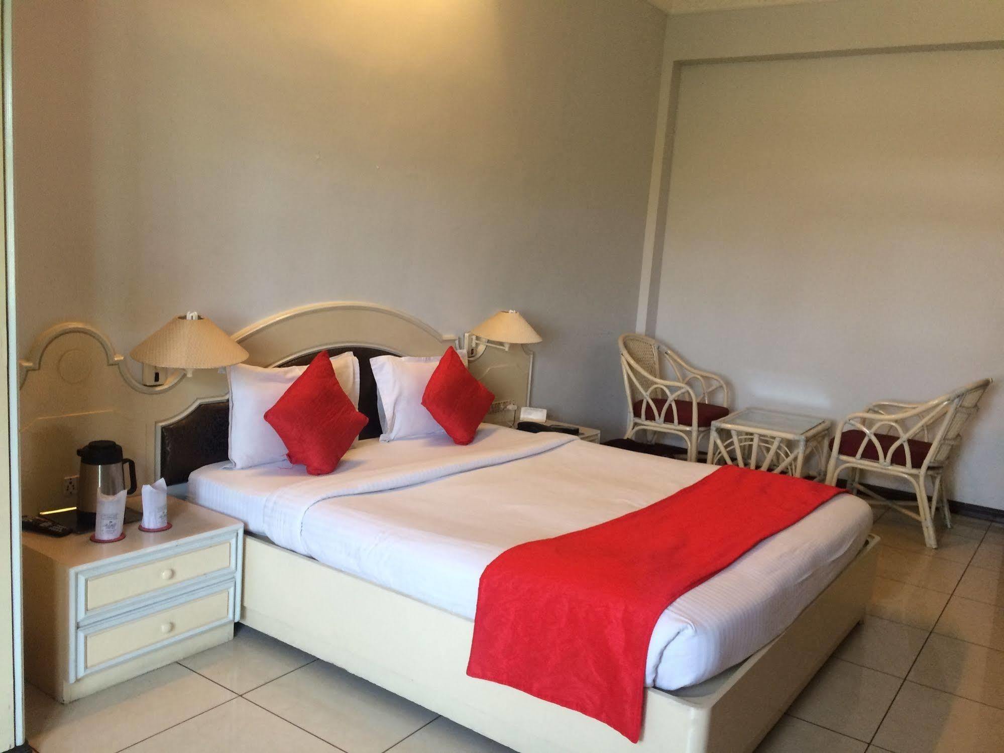 כלכותה Park Palace Hotel מראה חיצוני תמונה