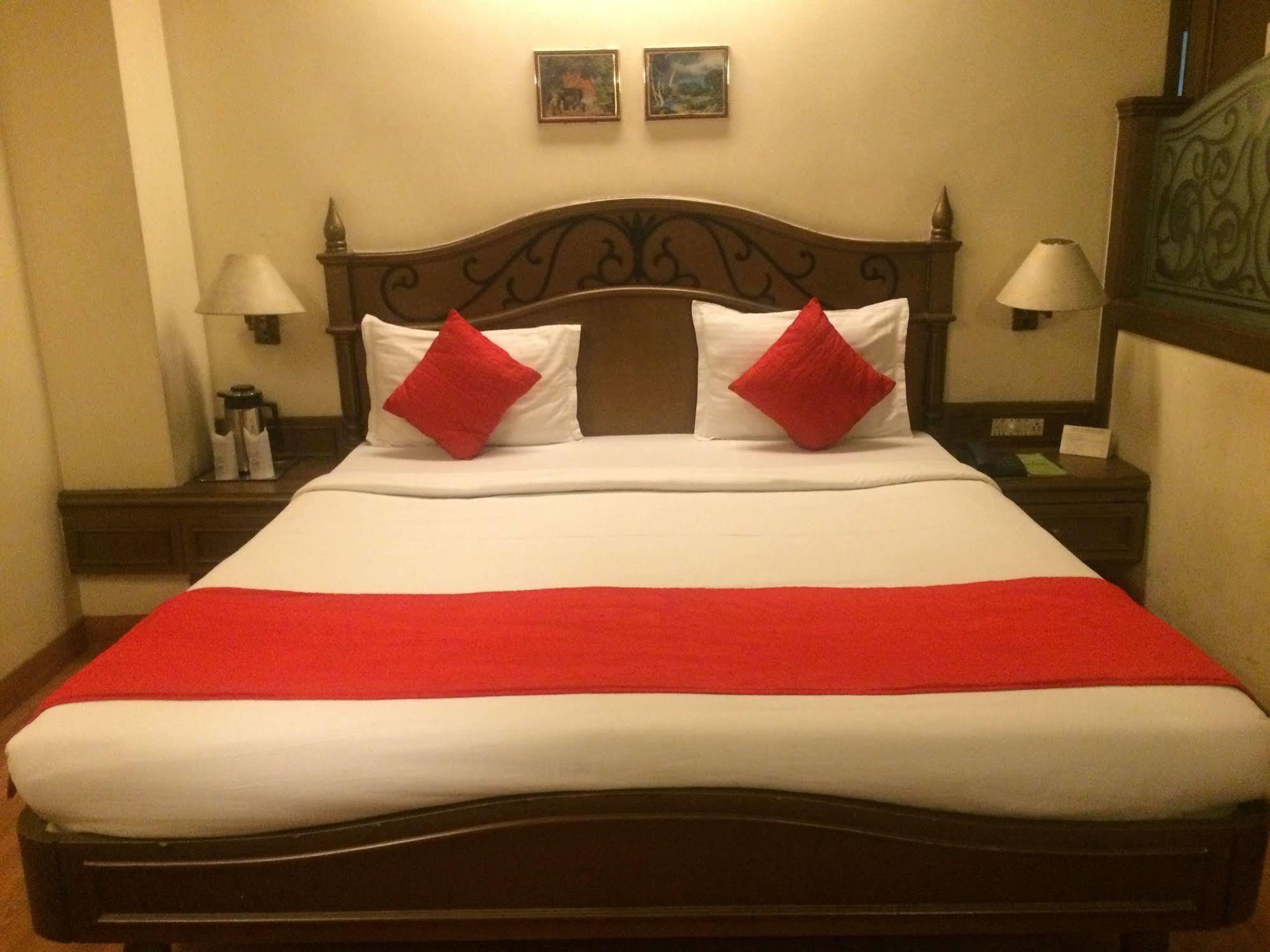 כלכותה Park Palace Hotel מראה חיצוני תמונה