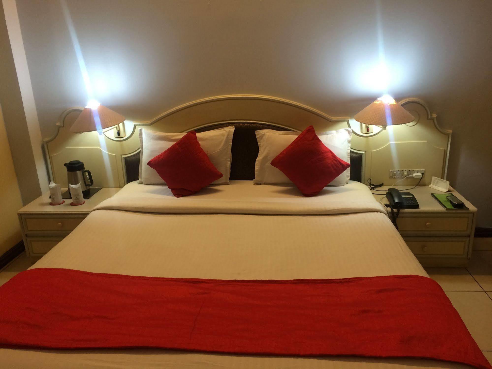 כלכותה Park Palace Hotel מראה חיצוני תמונה